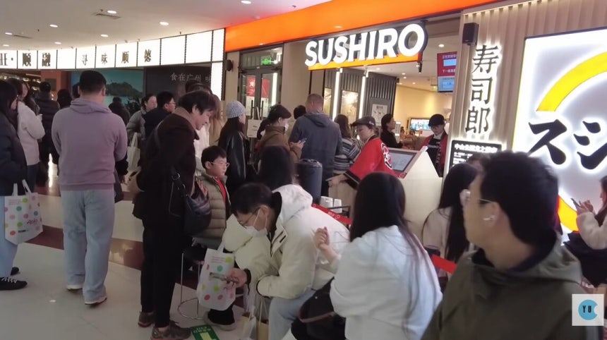 지난 6일 중국 상하이에 문을 연 일본 초밥 전문점‘스시로’매장을 찾은 방문객들이 가게 앞을 가득 메우고 있다.중·일 관계가 악화되고 중국이 자국민의 일본 유학·여행 등을 제한하고 있지만,중국 내 일본식 음식