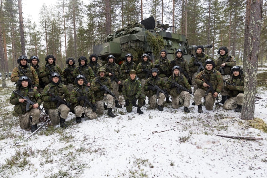 지난해 11월 로바니에미에서 열린 핀란드군 훈련 참가자들이 참관하러온 알렉산데르 스투브 대통령과 함께 했다./핀란드 대통령실