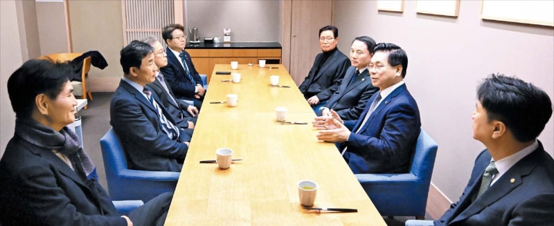 與, 이영 훈 목사 찾아 “특검의 과잉 수사 유감”