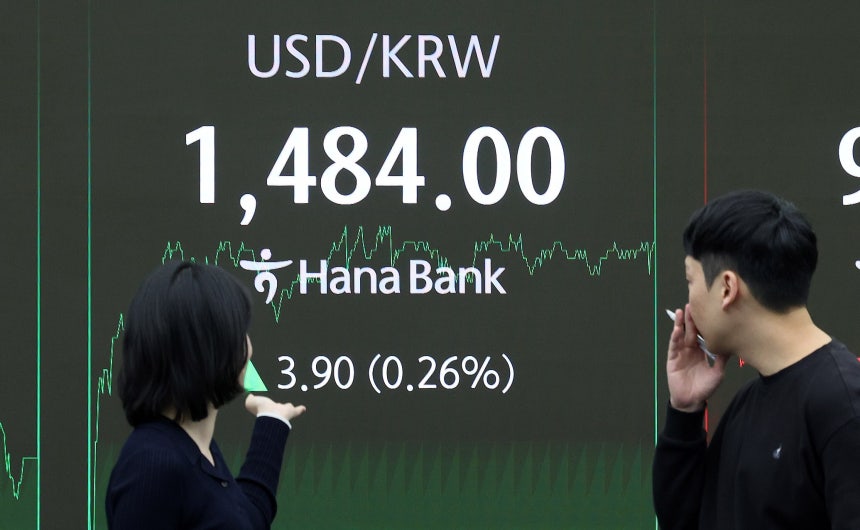 23일 오후 서울 중구 하나은행 딜링룸 전광판에 달러·원 환율이 나타나고 있다.이날 코스피는 전일 종가와 비교해 11.39포인트(p)(0.28%) 상승한 4117.32로 거래를 마쳤다.코스닥은 전일 대비 9.58