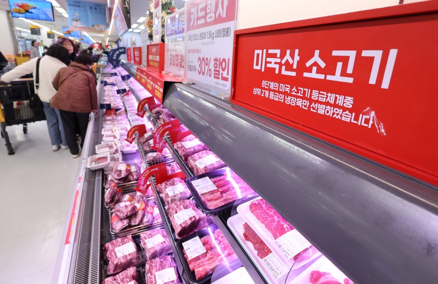 고환율 여파로 수입 육류 가격 부담이 커지고 있다.23일 서울의 한 대형마트 정육코너에 미국산 소고기가 진열된 모습./뉴스1