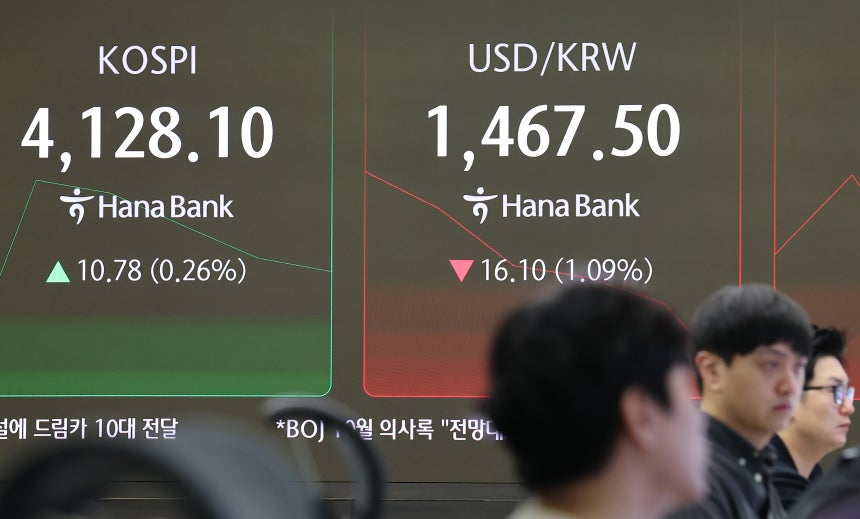  코스피가 크리스마스이브에 소폭 상승세를 나타내고 있는 24일 오전 서울 중구 하나은행 본점 딜링룸 현황판에 코스피가 표시돼 있다.원/달러 환율은 외환당국의 구두개입에 1,460원대 중반까지 급락했다./연합뉴스