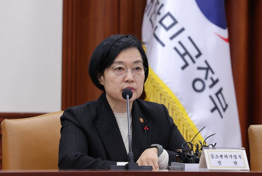 한성숙 중소벤처기업부 장관이 24일 서울 종로구 정부서울청사에서 열린 경제관계장관회의 겸 산업경쟁력강화 관계장관회의에서 모두발언을 하고 있다./뉴스1