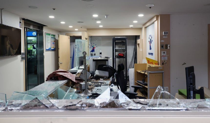 윤석열 전 대통령에 대한 구속영장이 발부된 뒤 지난 1월 19일 오후 서울서부지법 내부 시설과 집기가 파손된 모습./연합뉴스