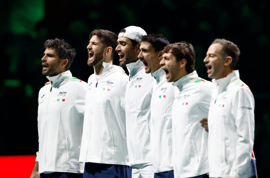 지난달 23일 이탈리아 볼로냐 슈퍼테니스 아레나에서 열린 2025 데이비스컵 결승전에 참가한 이탈리아 국가대표팀 선수들이 국가 '이탈리아인의 노래'를 제창하고 있다.사진은 기사와 직접적인 관련이 없음./로이터 연