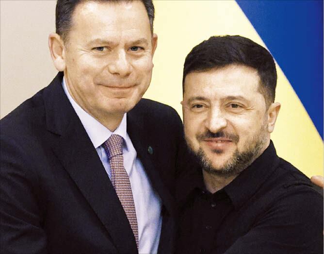  EPA 연합뉴스지난 20일 우크라이나 키이우에서 볼로디미르 젤렌스키 우크라이나 대통령(오른쪽)이 루이스 몬테네그로 포르투갈 총리와 회담을 갖고 양국 간 해상 드론 공동 생산에 합의한 뒤 기념사진을 찍는 모습.