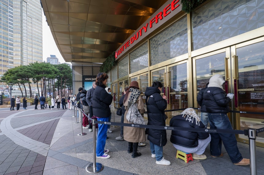 24일 오전 서울 송파구의 한 백화점 정문 앞에 개장을 10여 분 앞두고 한국인과 중국인 손님들이 줄줄이 서 있다.최근 원화 가치가 폭락으로 환율 이점을 등에 업은 중국인들이 들어와 국내 매장 명품을 쓸어가자,백