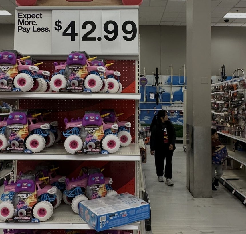 21일 미국 뉴욕의 대형 소매업체 타겟에서 한 가족이 크리스마스 선물을 고르고 있다./윤주헌 특파원