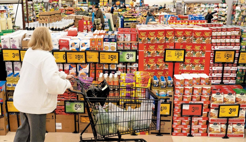  로이터 연합뉴스이 가격이 맞아?지난달 미국 워싱턴주 레드먼드의 식료품점 앨버트슨(Albertsons)에서 한 시민이 추수감사절 연휴용 먹거리를 고르기 위해 진열대를 유심히 살피고 있다.최근 미국 내 기록적인 