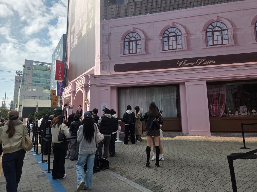 10월 서울 성동구 성수동 플라워노즈 팝업스토어에 입장하기 위해 사람들이 길게 줄을 선 모습./ 최효정 기자