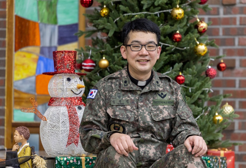 지난 19일 경기 양평군 양평읍 노도성당에서 사랑의열매를 통해‘육군 위국헌신 전우사랑 기금’에 총 1억원 기부한 육군 대위이자 군목인 정천진 대위./김지호 기자