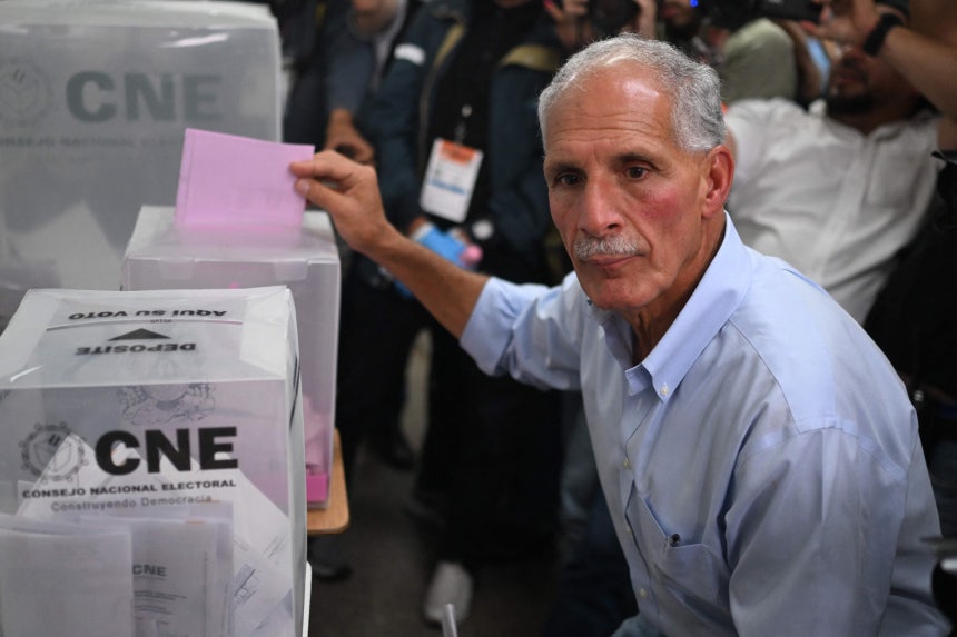 나스리 아스푸라 온두라스 대통령 선거 후보가 지난달 30일 수도 테구시갈파에서 투표하고 있다./AFP 연합뉴스