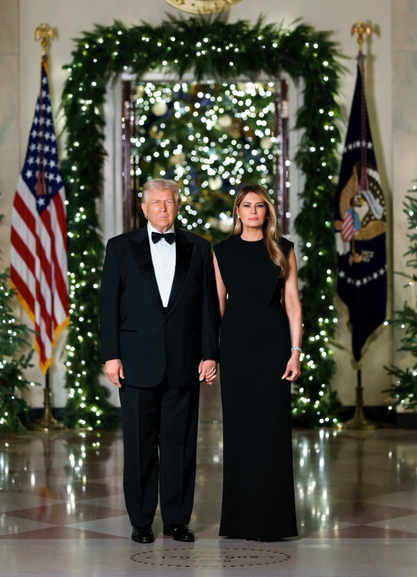 도널드 트럼프 미국 대통령(왼쪽)과 멜라니아 여사의 성탄절 축하 사진./백악관