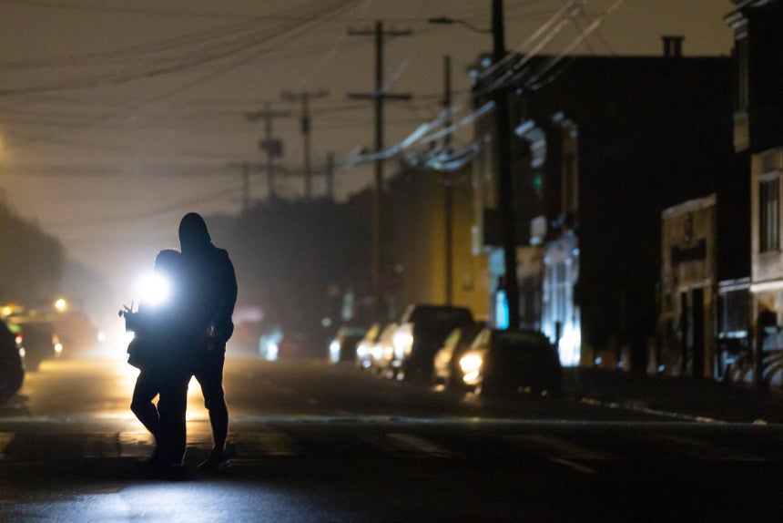 지난 20일(현지 시각) 미 샌프란시스코에 대규모 정전이 일어나 도시에 불이 모두 꺼진 모습./AP 연합뉴스