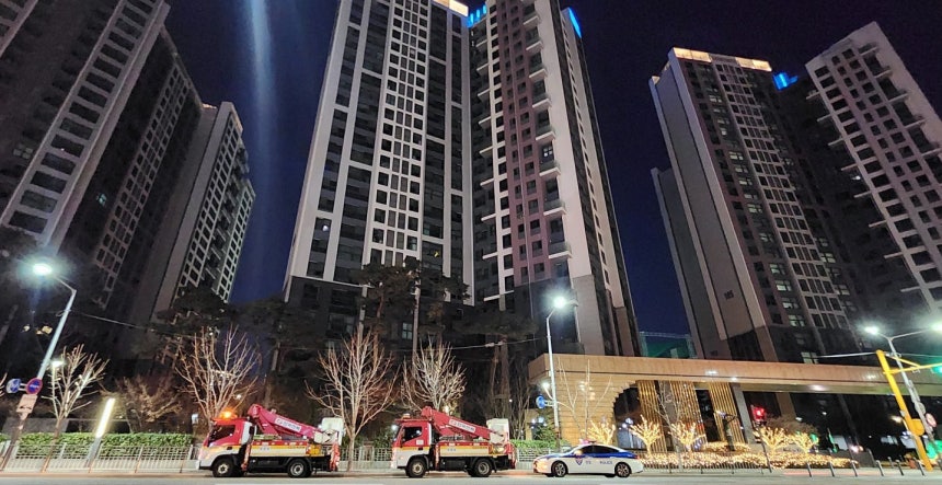 서울 전역에 한파주의보가 내려진 26일 서울 서초구 잠원동 신반포자이 아파트에 정전이 발생해 조명이 꺼져있다./연합뉴스