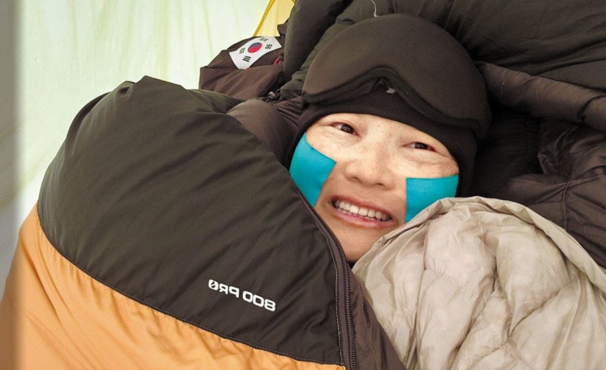 구토와 설사를 거듭하다 오한과 발열의 식중독 증상을 보였다.침낭 안에서도 추위에 덜덜 떨었다.낮에 동상 예방을 위해 얼굴에 붙인 스포츠 테이프가 붙어 있다./김영미 제공
