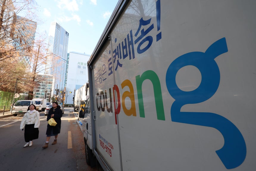 지난 25일 서울 시내에 주차된 쿠팡 배송 트럭 모습./뉴시스