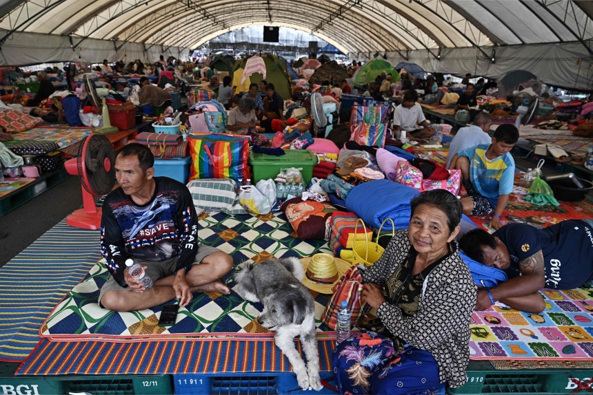 전쟁으로 인한 피란민들이 대피소에 모여 있다./AFP 연합뉴스