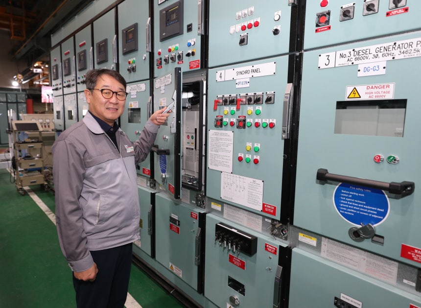 지난 9일 부산 강서구의 조선 기자재 기업 KTE에서 구본승 대표가 회사 매출 70% 이상을 맡고 있는 선박용 고압 배전반을 점검하고 있다./김동환 기자