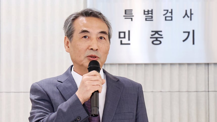 윤석열 전 대통령의 부인 김건희 여사 의혹 관련 사건을 맡은 민중기 특별검사가 2025년 7월 2일 오전 서울 종로구 KT광화문빌딩 웨스트에 마련된 특검 사무실에서 현판 제막식을 가졌다./김지호 기자