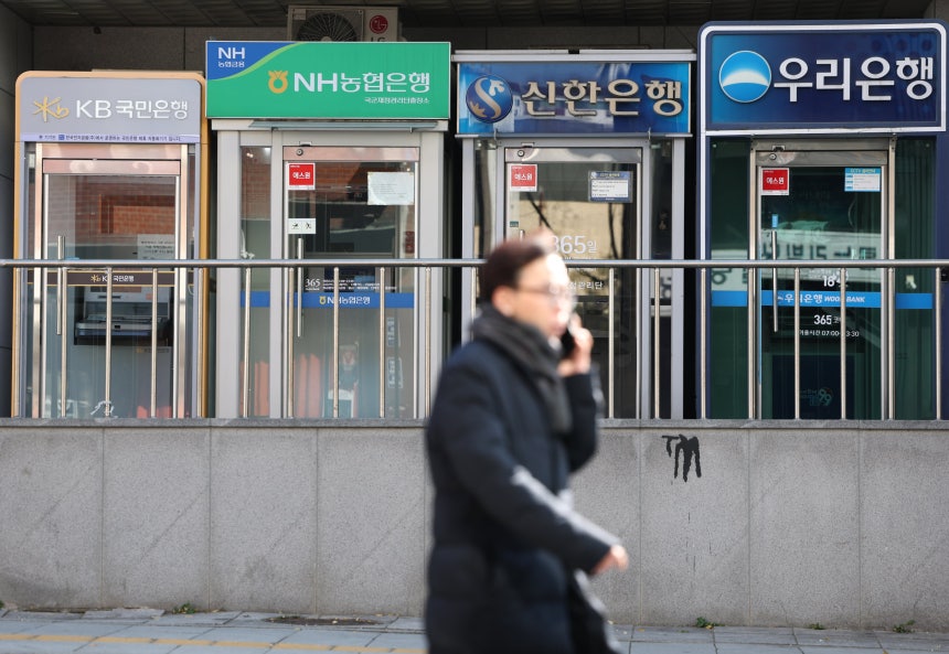 주요 은행들이 11월 예·적금 금리를 잇달아 높이면서 은행권 예금 상품 금리가 계속 상승하고 있다.사진은 지난달 서울 시내의 은행 ATM 모습./연합뉴스