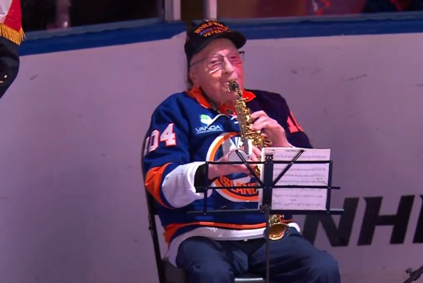 제2차 세계대전 참전 용사인 도미닉 크리텔리가 27일 NHL(북미아이스하키리그) 뉴욕 아일랜더스와 뉴욕 레인저스 경기에 앞서 색소폰으로 미국 국가(國歌)를 연주하고 있다./뉴욕 아일랜더스 X