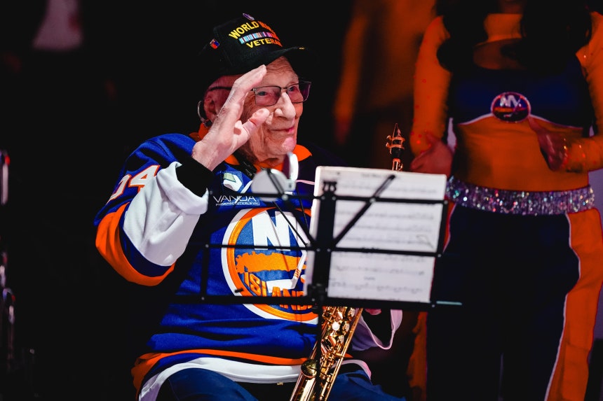 제2차 세계대전 참전 용사인 도미닉 크리텔리가 27일 NHL(북미아이스하키리그) 뉴욕 아일랜더스와 뉴욕 레인저스 경기에 앞서 색소폰으로 미국 국가(國歌)를 연주한 뒤 경례 포즈를 취하고 있다./뉴욕 아일랜더스 X