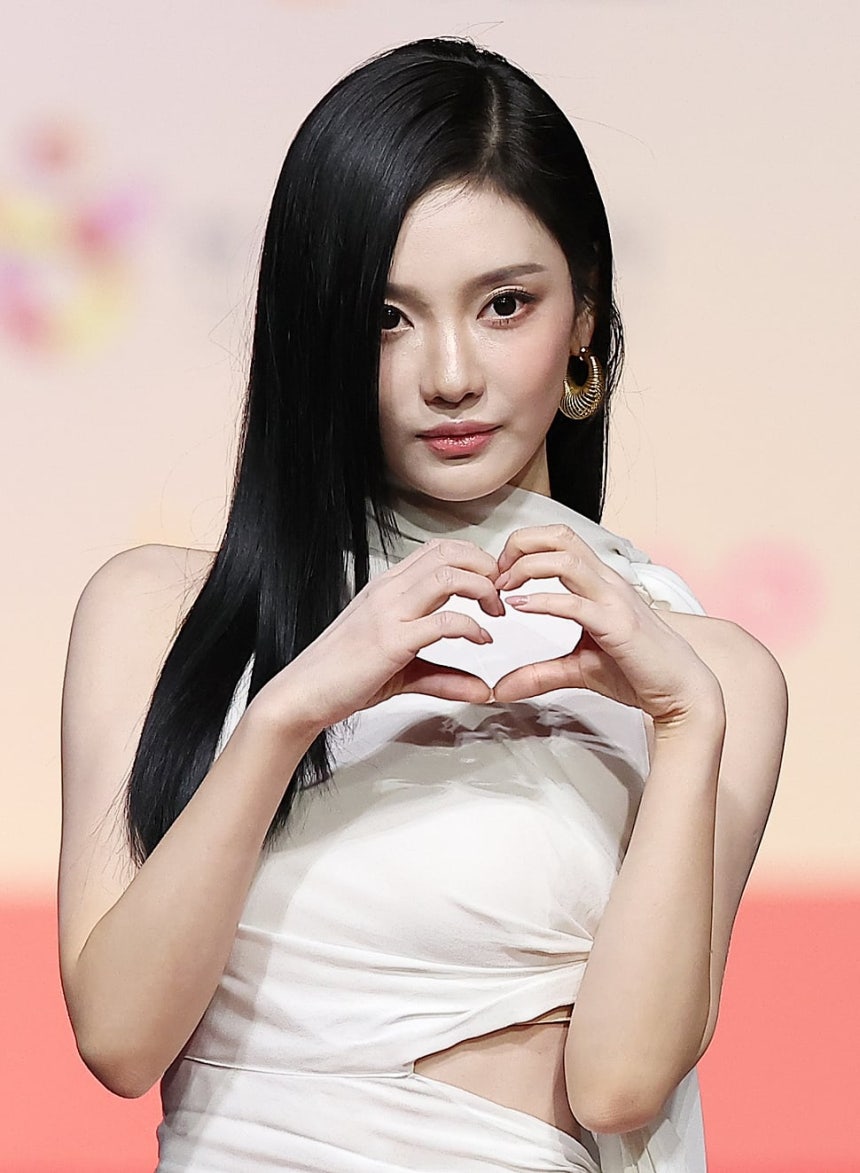 그룹 에스파의 닝닝이 25일 인천 영종도 인스파이어에서 열린 ‘2025 SBS 가요대전' 레드카펫 행사에 참석해 포즈를 취하고 있다. /뉴스1