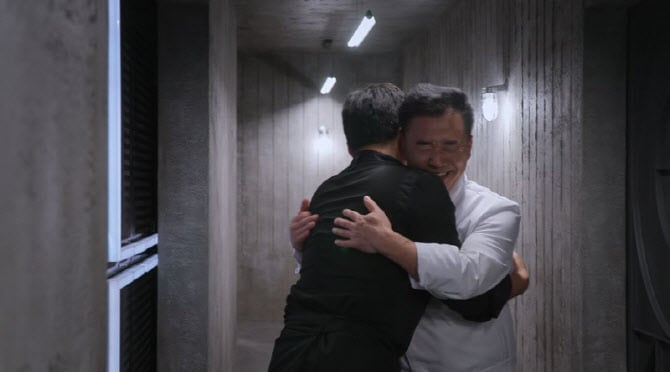 '흑백요리사2'에서 1대1 대결이 끝난 후 박효남 셰프와 타미 리 셰프가 안고 있는 모습./넷플릭스