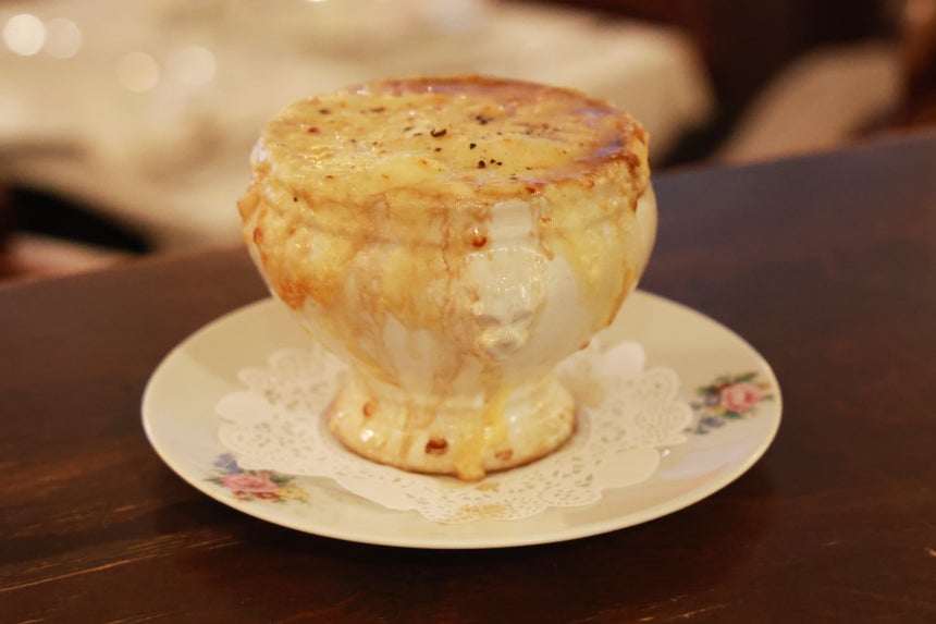 타미 리의 시그니처 요리 '어니언 수프'.3일을 꼬박 들여 만들어 낸 깊고 묵직한 맛이 강점이다./장련성 기자