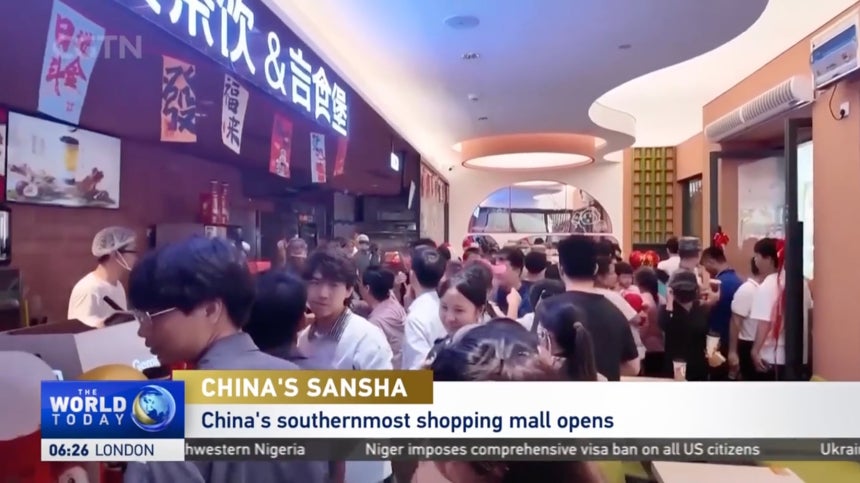 25일 남중국해 파라셀군도의 우디섬에 문 연 '싼사시(三沙市) 상업지구' 쇼핑몰 음식점 앞이 북적이고 있다.화면 아래에는 "중국 최남단 쇼핑몰 개점"이라는 자막이 띄워져 있다./CGTN 캡쳐