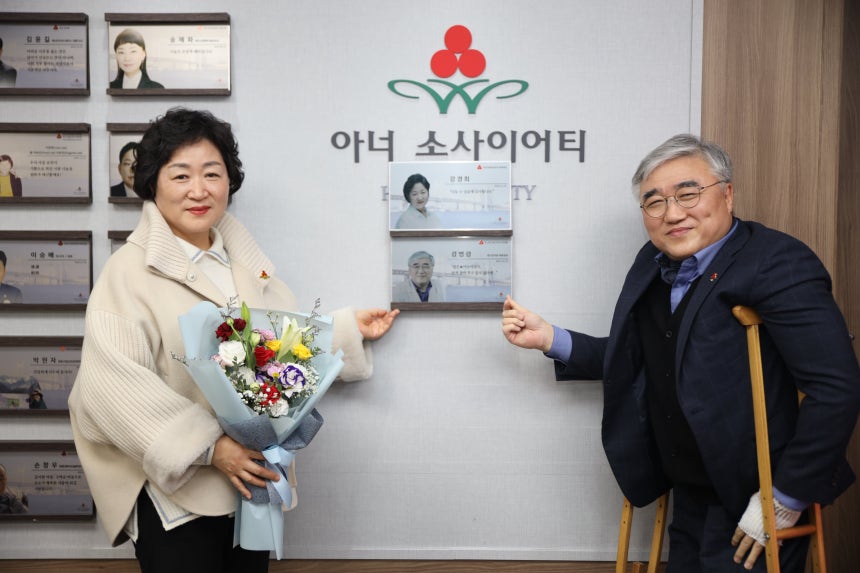 강병령(오른쪽) 부산 광도한의원 원장과 아내 강경희씨가 2022년‘아너 소사이어티’회원 가입식에 참석한 모습.강 원장은 본지 인터뷰에서 “힘들 땐 옆에서 조금만 도와줘도 훨씬 쉽게 일어날 수 있기 때문에 기부를