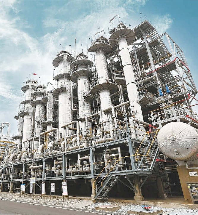 제조업계가 높은 전기 요금 부담에 직면한 가운데,국가가 전력 인프라 지원에 나서야 한다는 지적이 나온다.사진은 금호석유화학 여수 고무2공장./금호석유화학