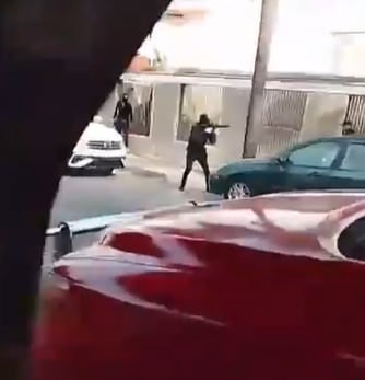 가해 무리 중 한 명이 촬영한 것으로 추정되는 영상에 무장한 남성이 람보르기니를 향해 총격을 가하는 장면이 담겼다./X