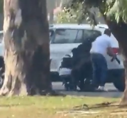 가해자로 추정되는 남성들이 차량 뒤에 몸을 숨긴 채 총격을 가하고 있는 모습./X