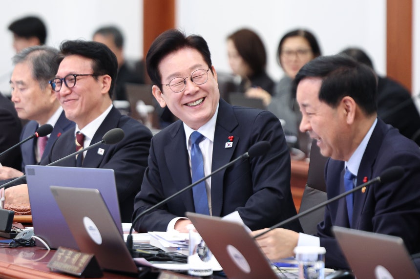 이재명 대통령이 30일 오전 청와대에서 열린 국무회의에서 미소를 짓고 있다./뉴스1