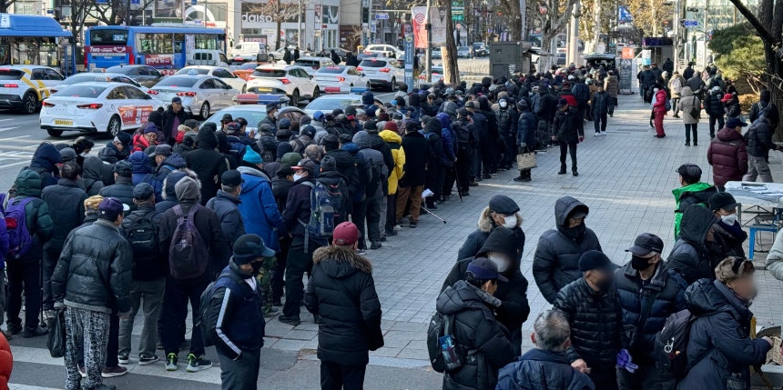 서울 종로구 탑골공원에서 노인들이 무료 도시락을 받기 위해 줄을 서고 있다./뉴스1