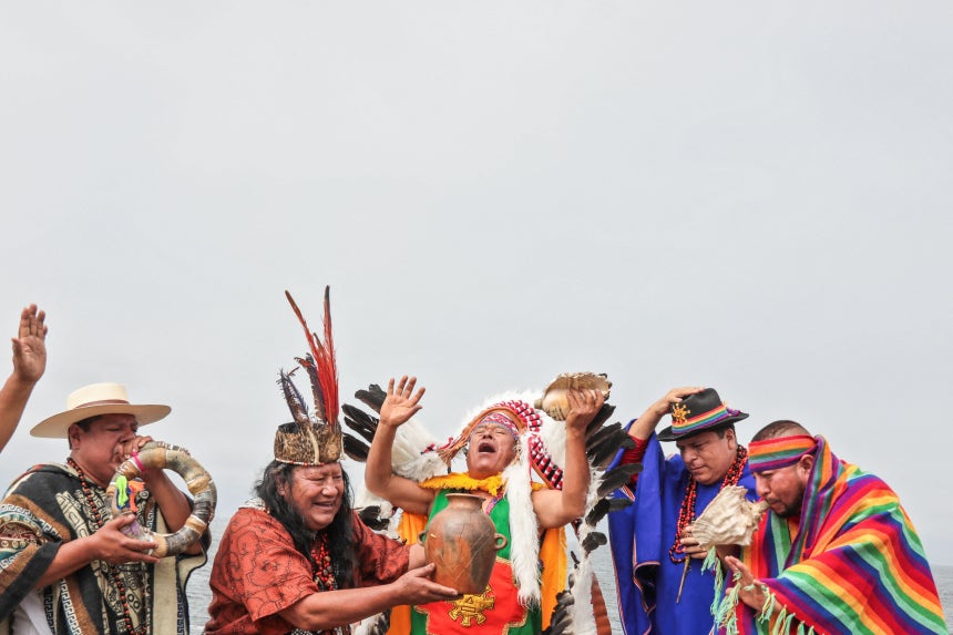 29일 페루 수도 리마 인근 해안에서 샤먼(무속인)들이 매년 연말 진행되는 예언 의식을 치르고 있다./AFP 연합뉴스