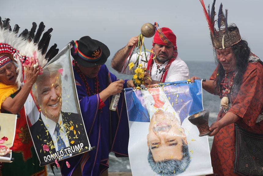 29일 페루 수도 리마 인근 해안에서 샤먼(무속인)들이 도널드 트럼프 미국 대통령,니콜라스 마두로 베네수엘라 대통령 등의 사진에 꽃을 뿌리는 의식을 진행하고 있다./EPA 연합뉴스