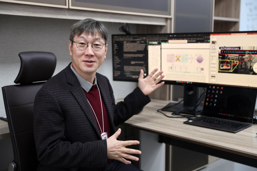 29일 김기환 트랩이온양자과학연구단장이 대전 기초과학연구원 본원에서 본지 기자에게 이온 트랩 양자컴퓨터에 대해 설명하고 있다.김 단장은 전날 칭화대 물리학과 교수직을 사직하고 힌국으로 돌아왔다./장윤 기자