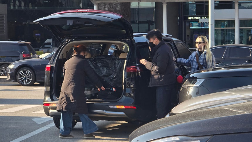 30일 오후 3시 인천공항 제1여객터미널 주차장에서 본지 기자가 차량에 짐을 싣고 있다.해당 차량은 본지가 중국 플랫폼‘타오바오’를 통해 부른 불법 렌터카다.운전기사는 중국어와 한국어 소통이 가능하다.한국을 