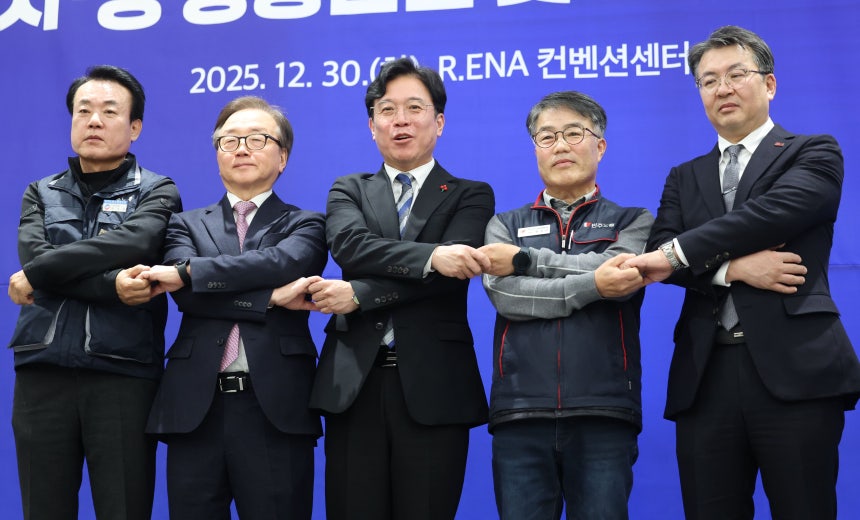 30일 서울 중구 ENA스위트호텔에서 열린 '실노동시간 단축,노·사·정 공동선언 및 대국민 보고회'에서 김영훈 고용노동부 장관과 노사정 부대표들이 손을 맞잡고 있다.왼쪽부터 한국노총 강석윤 상임부위원장,이동근