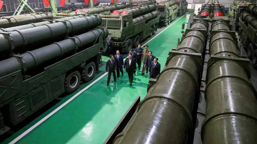 김정은 북한 노동당 총비서가 중요군수공업기업소를 시찰하는 모습.김 총비서 주변으로 초대형방사포가 늘어서 있다./노동신문 뉴스1