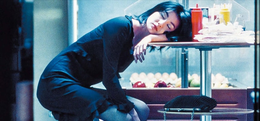 31일 개봉하는‘화양연화 특별판’에서 처음으로 공개되는 9분 6초 추가 에피소드에서 장만옥은 붉은 치파오가 아닌 블랙 원피스를 입었고,양조위는 말끔한 정장이 아닌 줄무늬 셔츠에 콧수염을 길렀습니다.우리가 아는 