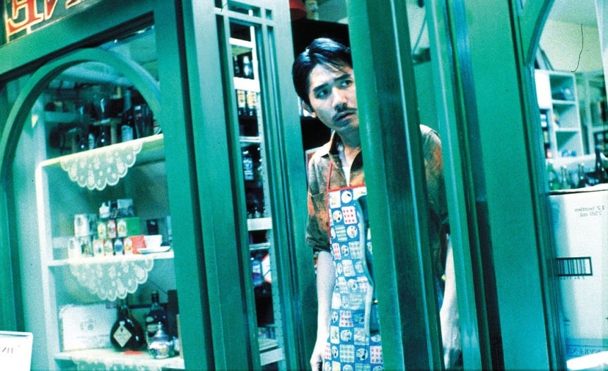 영화 '화양연화 특별판'의 미공개 에피소드에서 양조위는 편의점 주인으로 나옵니다.깨끗한 걸 무척 중요하게 생각해서 등장할 때부터 뽀드득뽀드득 유리창을 닦으면서 나와요.그렇게 깨끗한 걸 좋아하다가 편의점 손님인 장