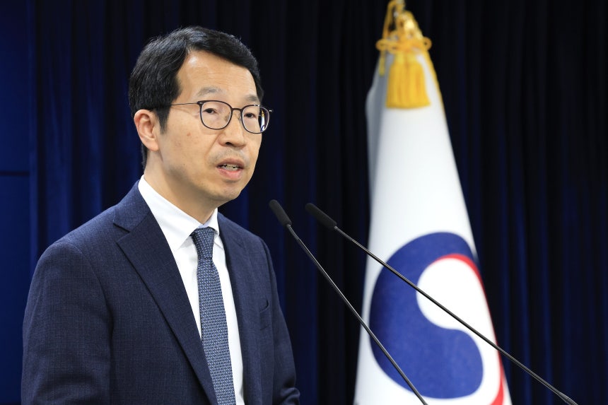 김태현 의사인력수급추계위원장이 30일 서울 종로구 정부서울청사에서 제12차 의사인력수급추계위원회 회의 결과를 발표하고 있다./뉴스1