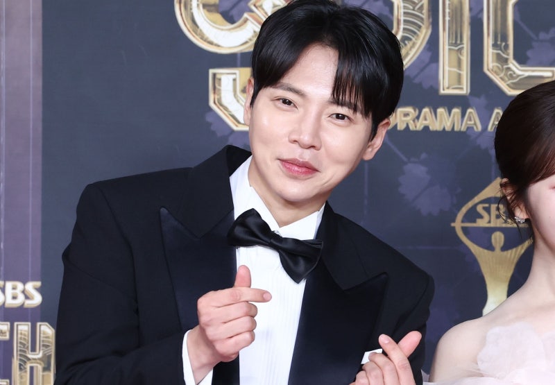 “저희 어머니도 혈액암 투병”…안성기 쾌유 기원한 후배의 수상소감