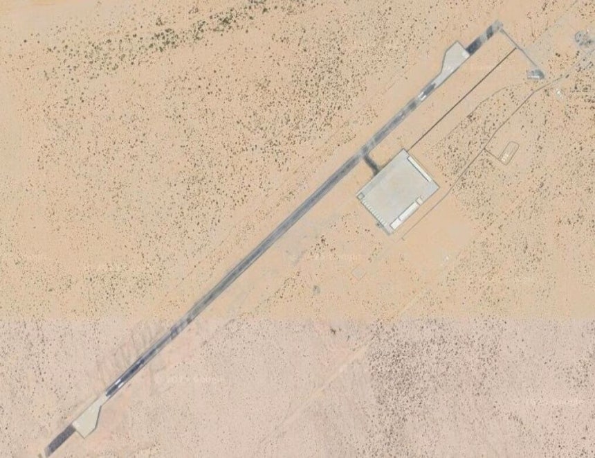 UAE는 소말릴란드의 최대 무역항구인 베르베라 인근에 후티 반군 세력을 공격하는,4km 길이의 대형 수송기 이착륙이 가능한 활주로와 기지를 두고 있다./구글 어스