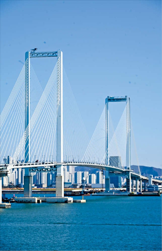 오는 5일 개통을 앞둔 인천‘제3연륙교.문(門) 모양의 주탑을 세우고 케이블을 연결해 상판을 지탱하는 구조다.주탑 한 곳에는 꼭대기에 전망대를 만들었다.영종도 쪽에서 바라본 모습이다./인천경제청