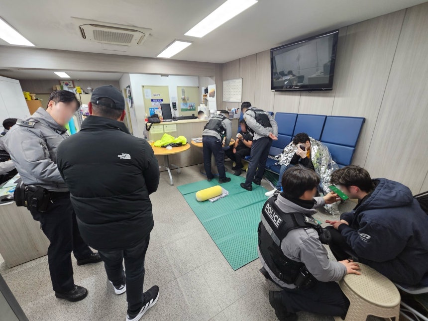 1일 오전 3시 20분쯤 서울 용산경찰서 이태원파출소에서 경찰관들이 외국인 주취자 4명을 상대로 보호 조치를 하고 있다.경찰은 이들의 음주 상태와 신원 확인,귀가 조치 여부 등을 검토했다./원종빈 기자